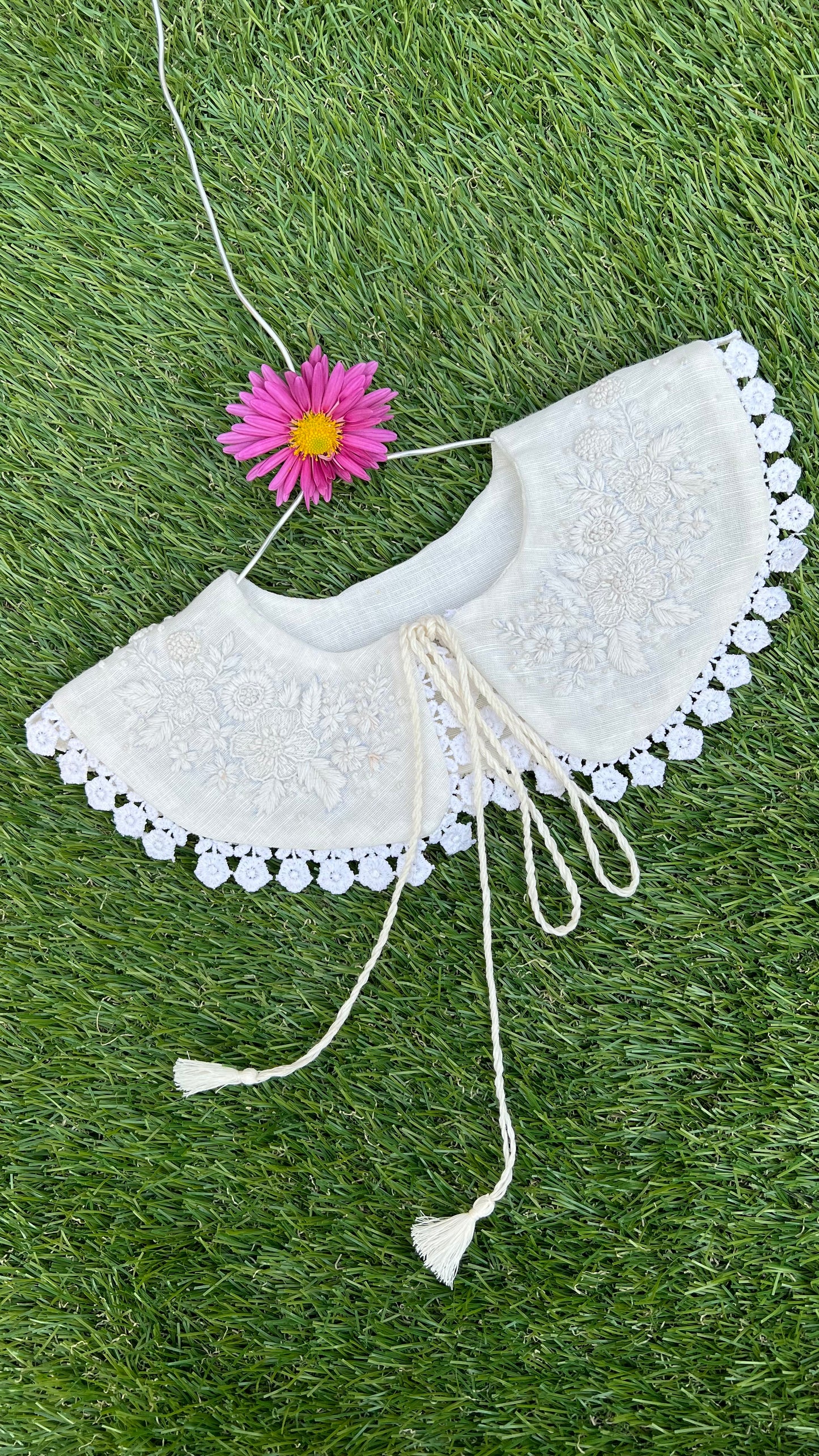 Vintage Snowwhite Hand embroidered Peter Pan collar | Offwhite.