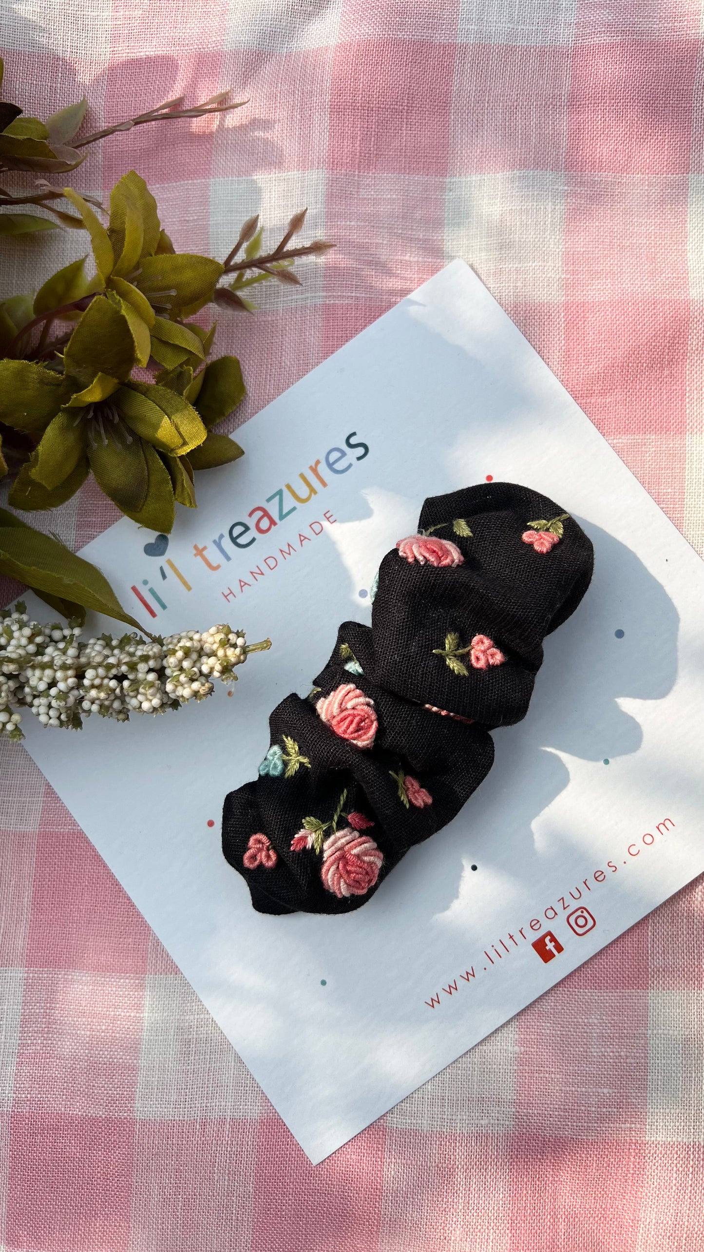 English rose Hand embroidered scrunchie barette | Black