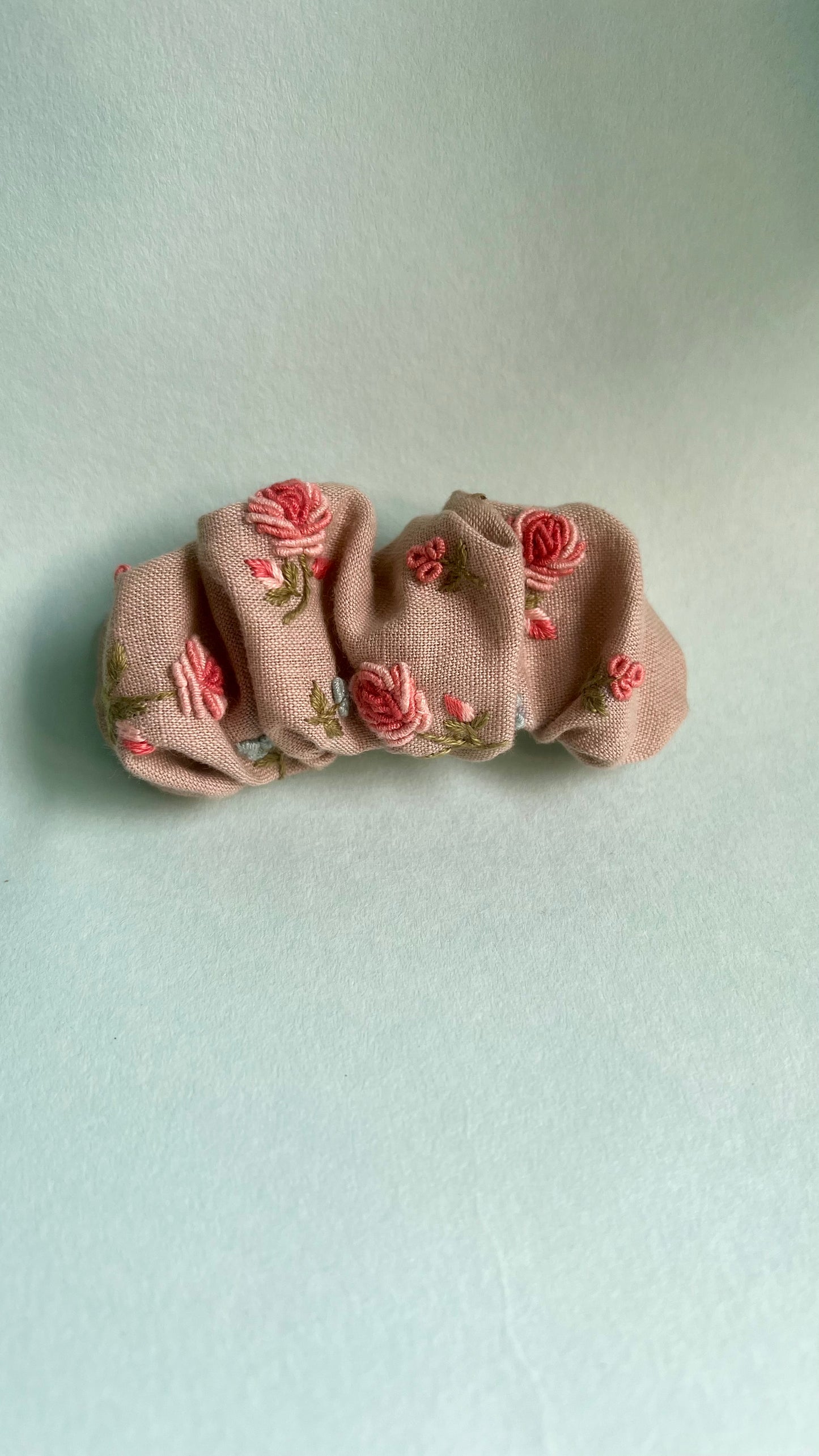 English Rose hand embroidered scrunchie barette| Beige