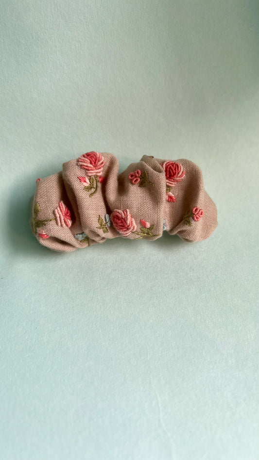 English Rose hand embroidered scrunchie barette| Beige