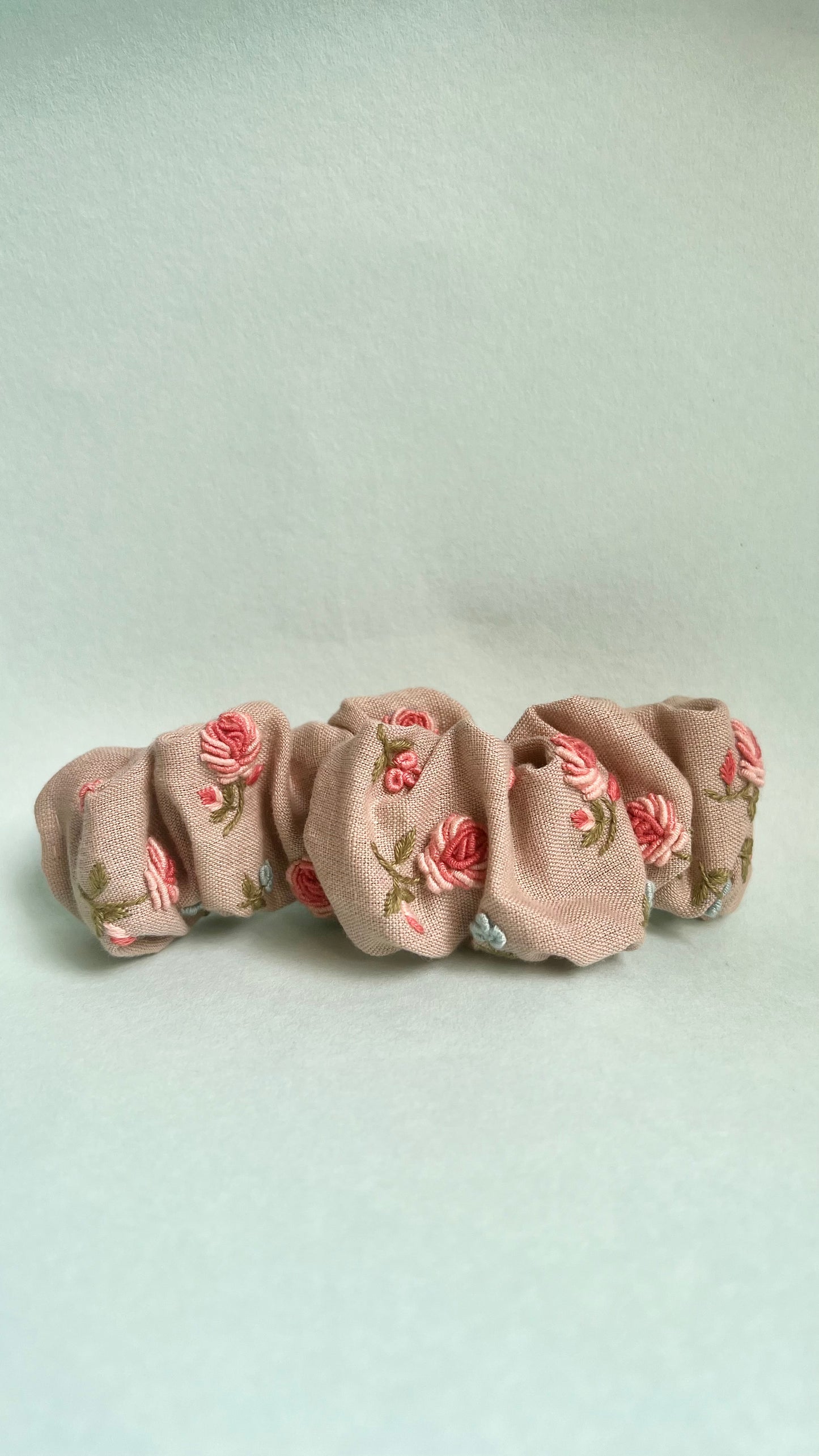 English Rose hand embroidered scrunchie barette| Beige