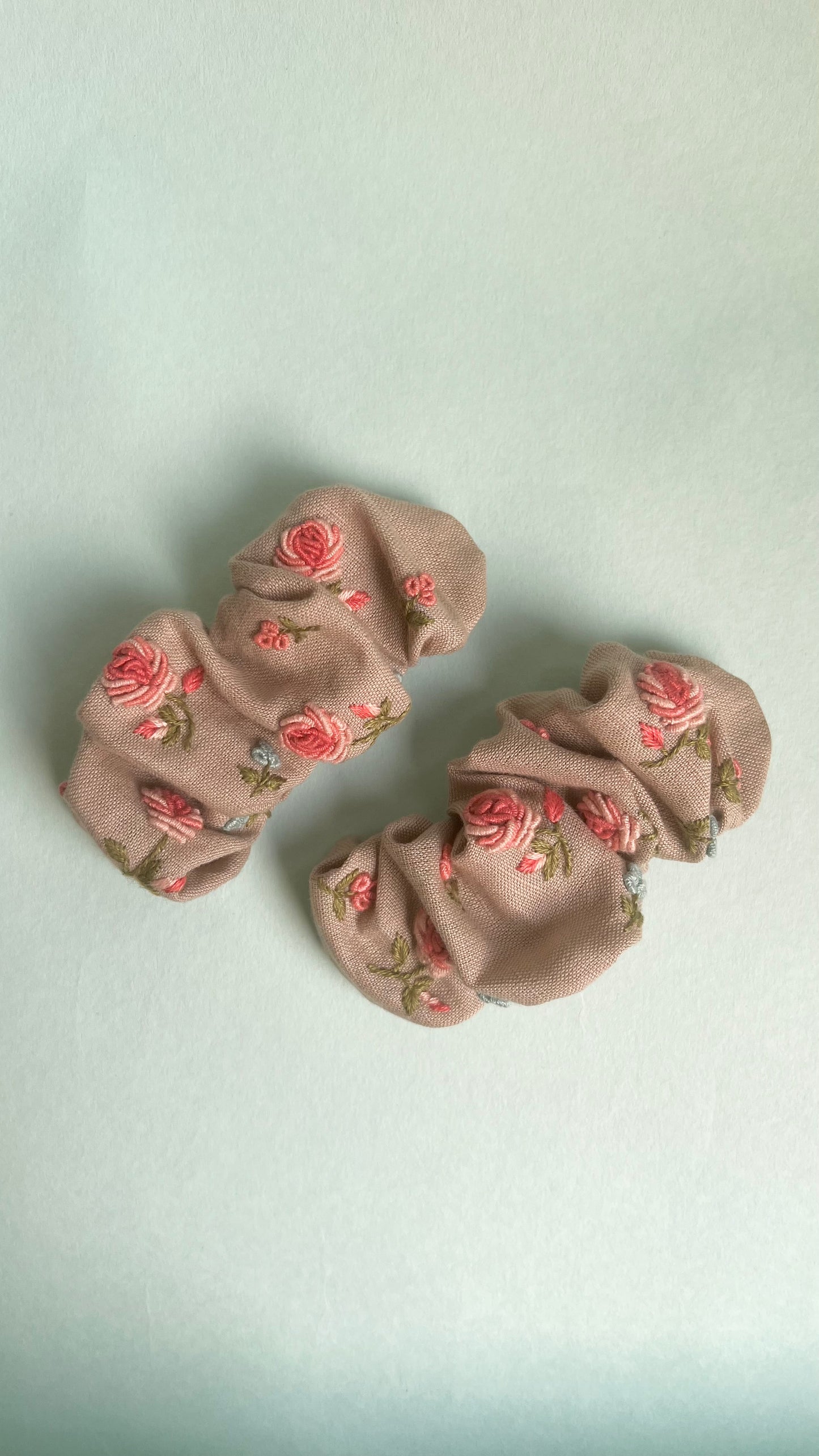 English Rose hand embroidered scrunchie barette| Beige