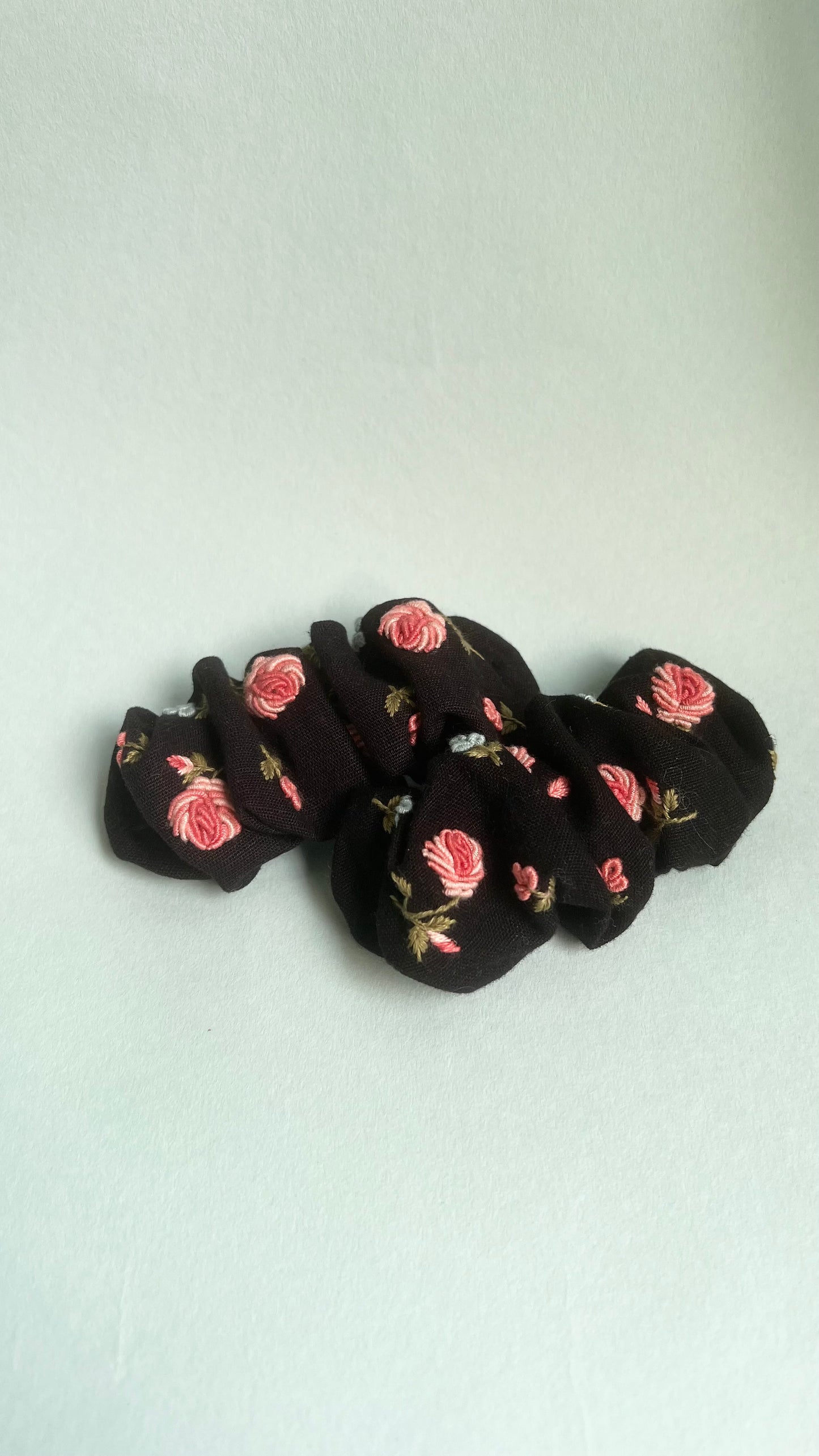 English rose Hand embroidered scrunchie barette | Black