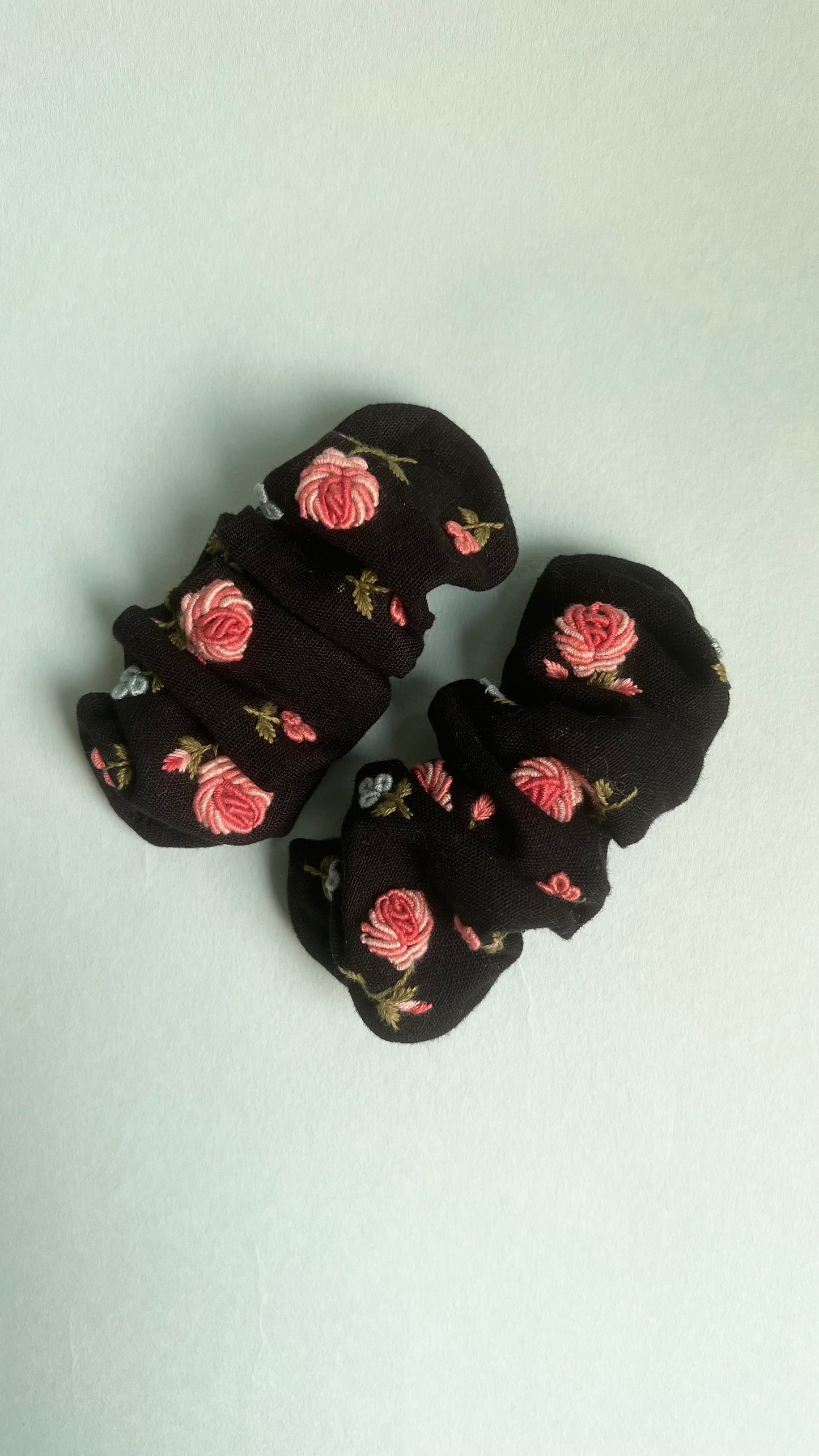 English rose Hand embroidered scrunchie barette | Black