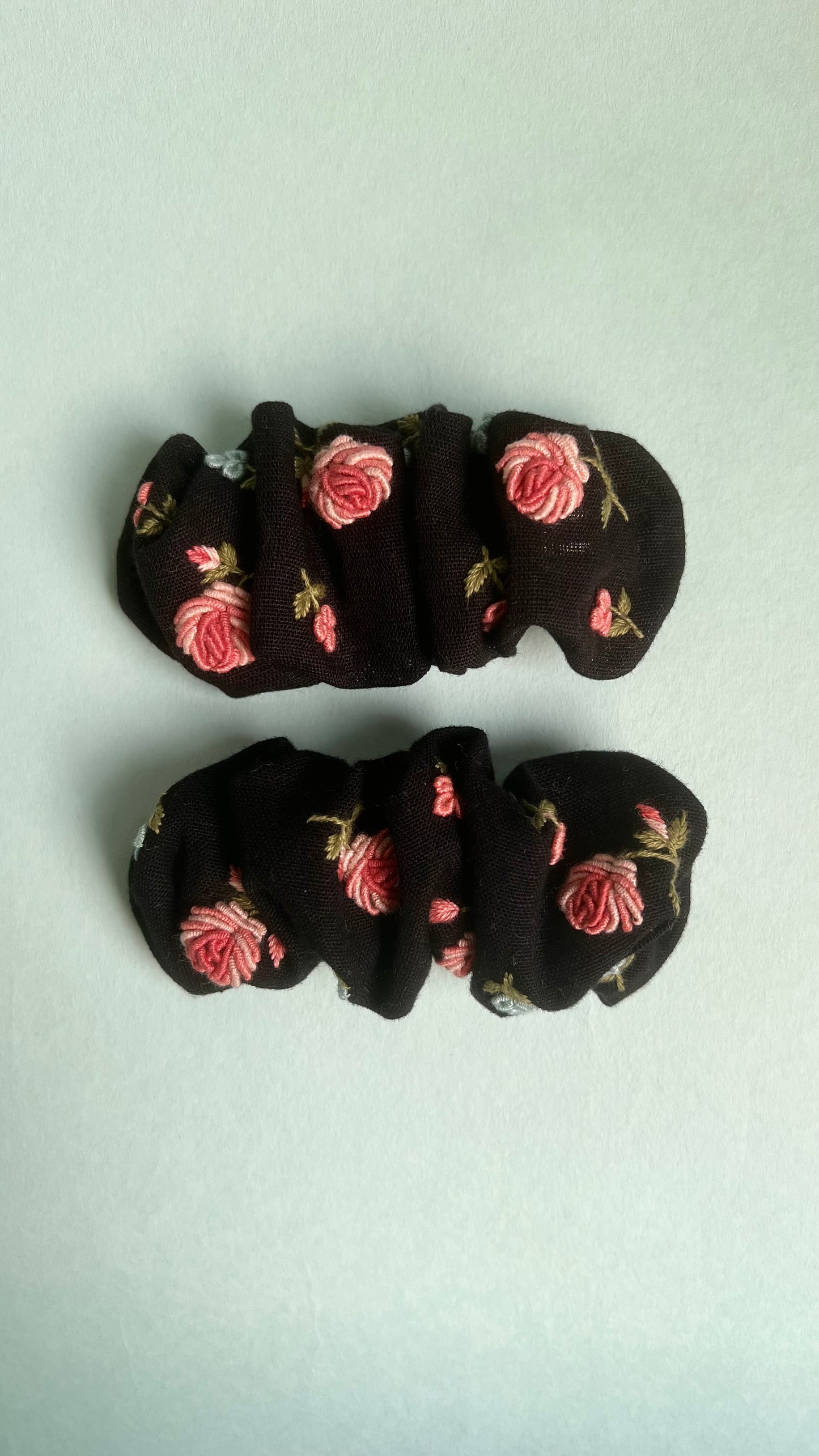 English rose Hand embroidered scrunchie barette | Black